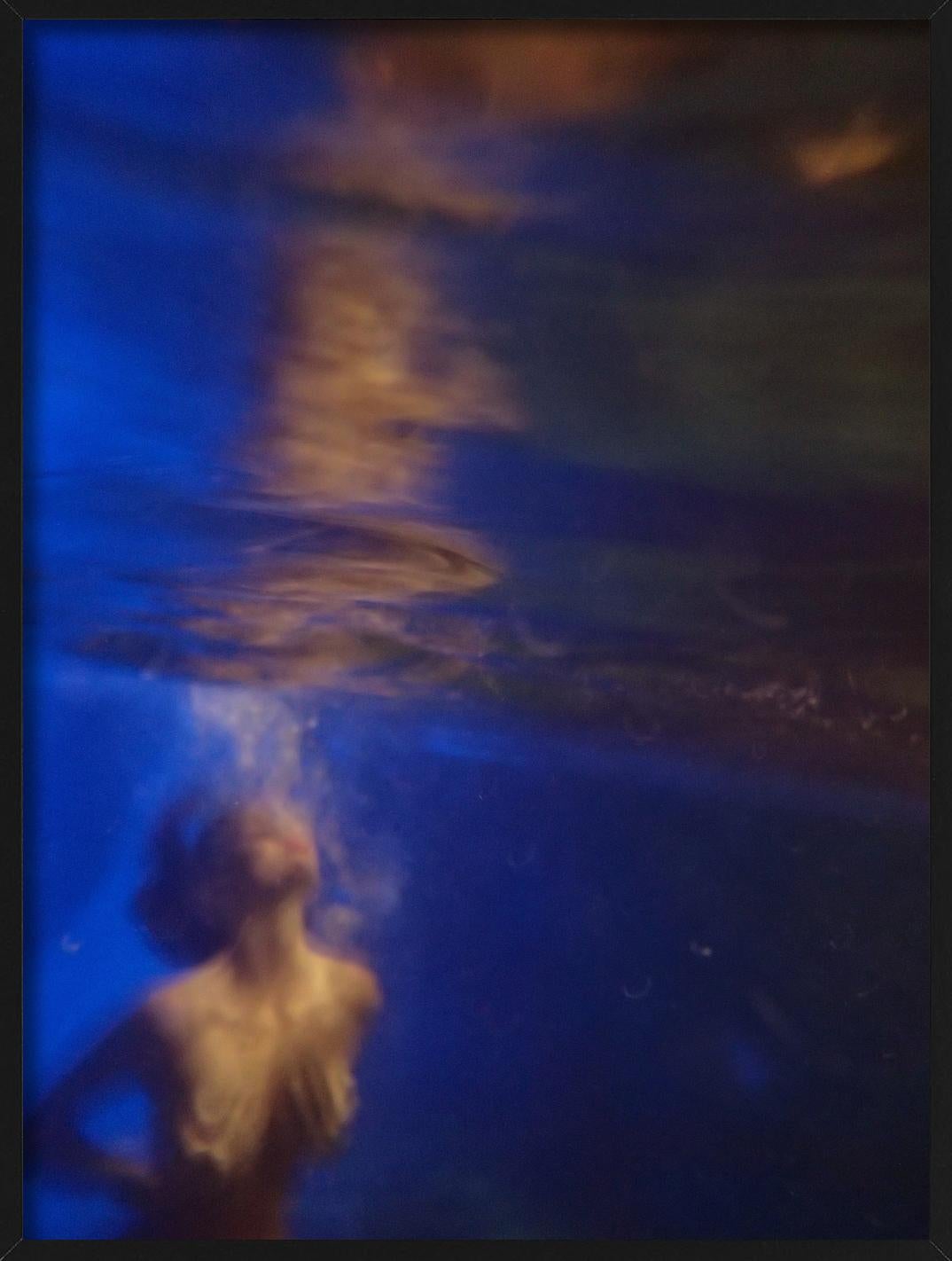 THE DIVER - Lili Simmons, Kunstfotografie – Photograph von Markus Klinko