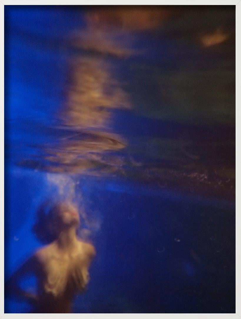 THE DIVER - Lili Simmons, Kunstfotografie (Zeitgenössisch), Photograph, von Markus Klinko