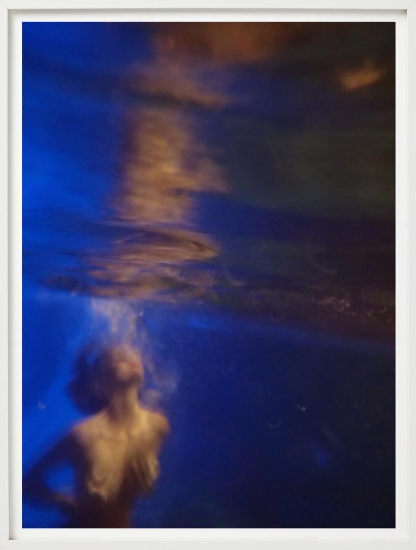 THE DIVER - Lili Simmons, Kunstfotografie (Schwarz), Figurative Photograph, von Markus Klinko