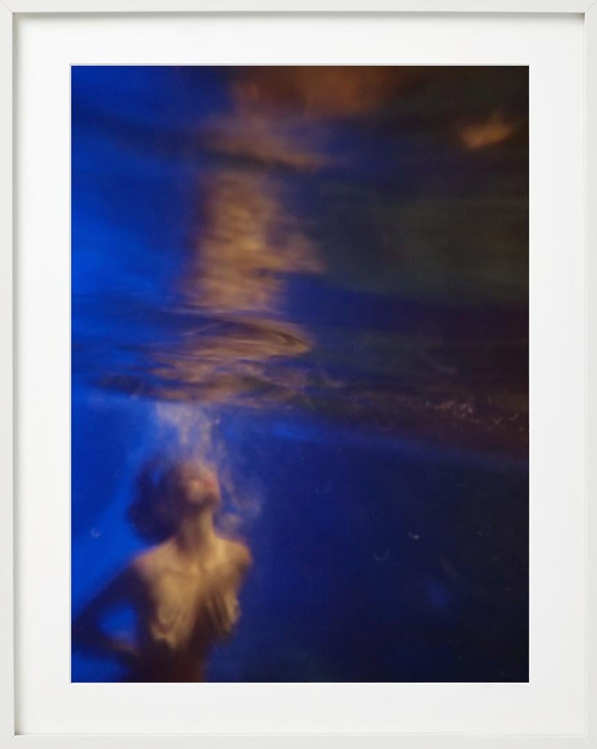 Nackte Nahaufnahme einer Frau, die in unberührtem blauem Wasser taucht, fotografiert von Markus Klinko.

Alle Drucke sind in limitierter Auflage erhältlich. Erhältlich in mehreren Größen. Hochwertige Einrahmung auf Anfrage.

Alle Drucke werden von