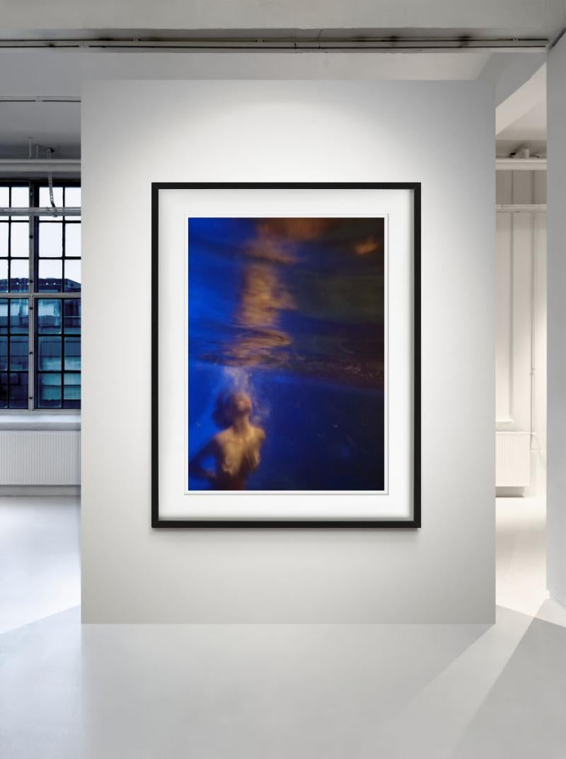 THE DIVER - Lili Simmons, Kunstfotografie im Angebot 2