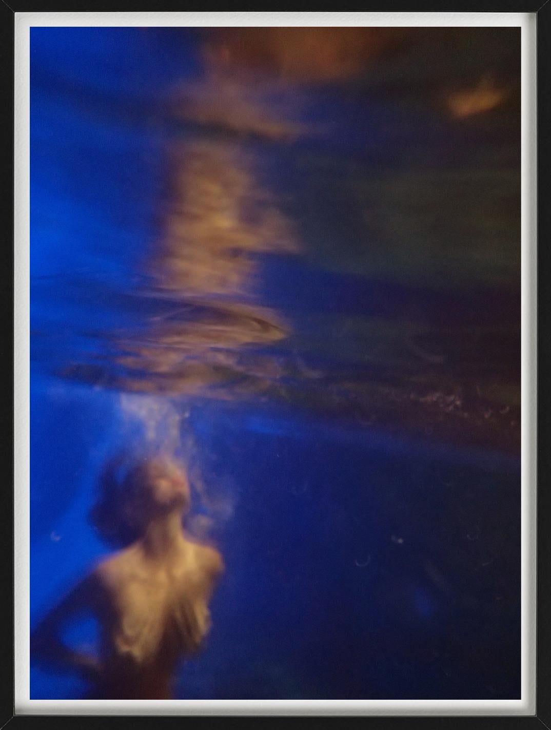 THE DIVER - Lili Simmons, Kunstfotografie im Angebot 3