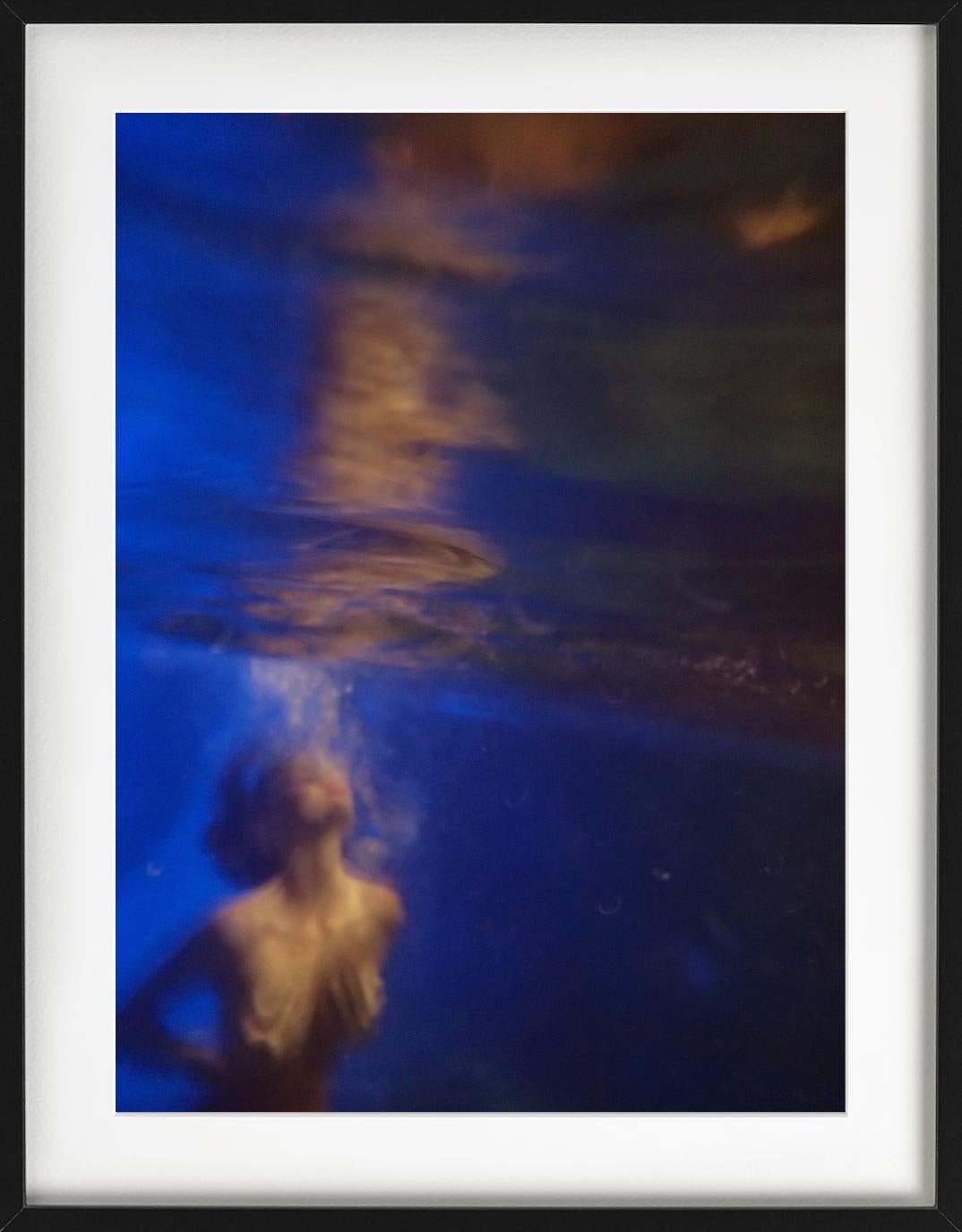 THE DIVER - Lili Simmons, Kunstfotografie im Angebot 4