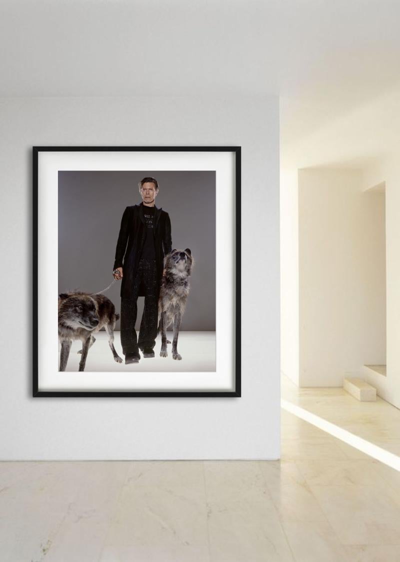 The Hunt - la superstar David Bowie con il lupo, Fine Art Photograpy - Photograph di Markus Klinko