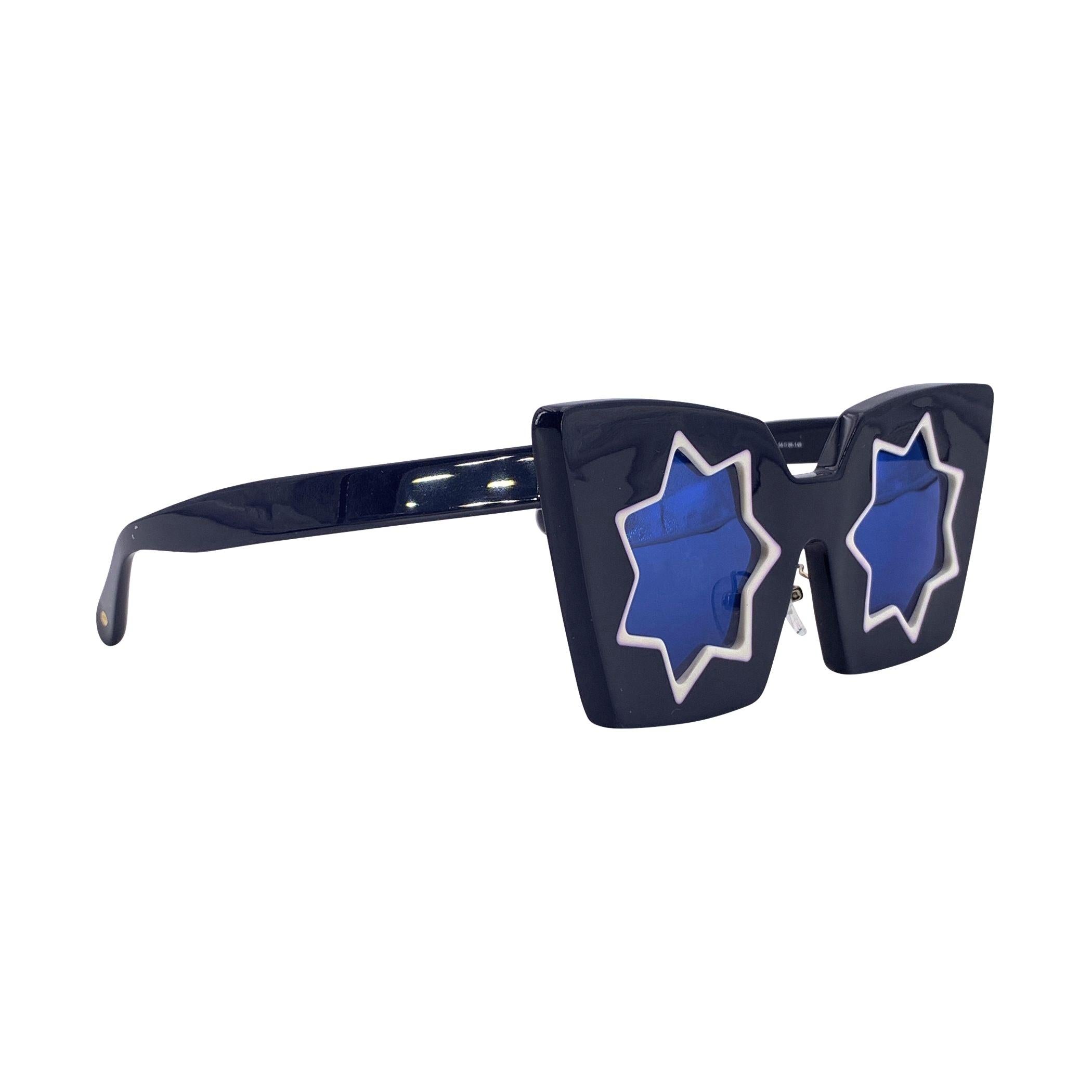 Estas gafas de sol Linda Farrow Gallery x Markus Lupfer ML/10/4, que encarnan el espíritu de diseño lúdico y experimental de Markus Lupfer, son una auténtica declaración de estilo en gafas contemporáneas. Fabricados en Japón con acetato pulido a