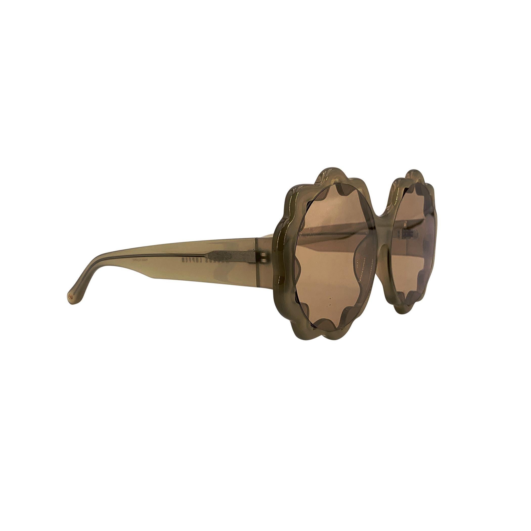 Espressione audace del glamour contemporaneo, gli occhiali da sole Markus Lupfer by Linda Farrow ML/14/2 Oversized catturano la giocosa raffinatezza che definisce la collaborazione tra lo stilista britannico e l'iconica casa di occhiali. Realizzati