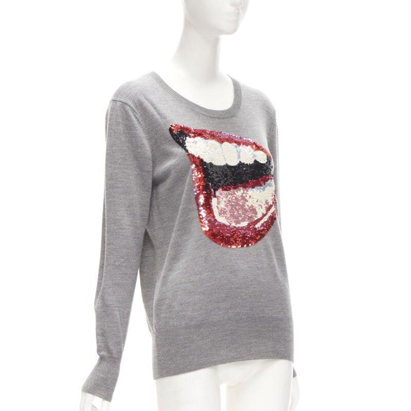 MARKUS LUPFER Grauer Pullover mit roten Lippenstiften aus S-Strick im Zustand „Hervorragend“ im Angebot in Hong Kong, NT