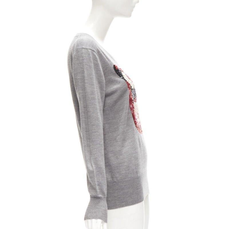MARKUS LUPFER Grauer Pullover mit roten Lippenstiften aus S-Strick Damen im Angebot