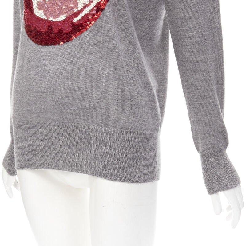 MARKUS LUPFER Grauer Pullover mit roten Lippenstiften aus S-Strick im Angebot 3