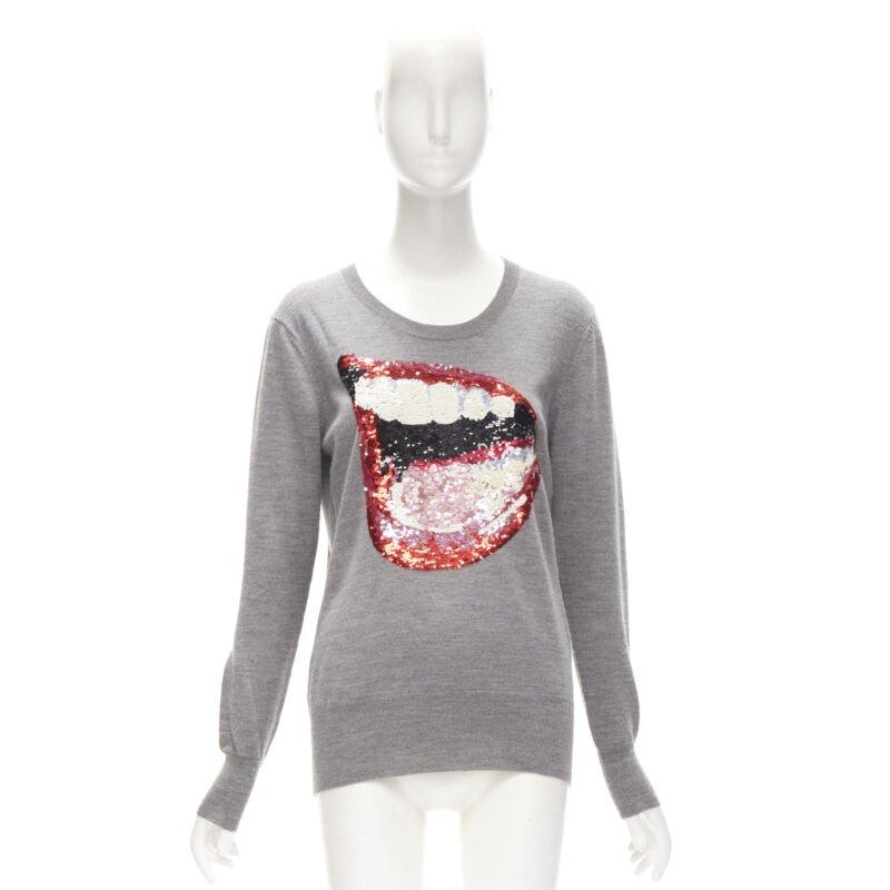 MARKUS LUPFER Grauer Pullover mit roten Lippenstiften aus S-Strick im Angebot 4