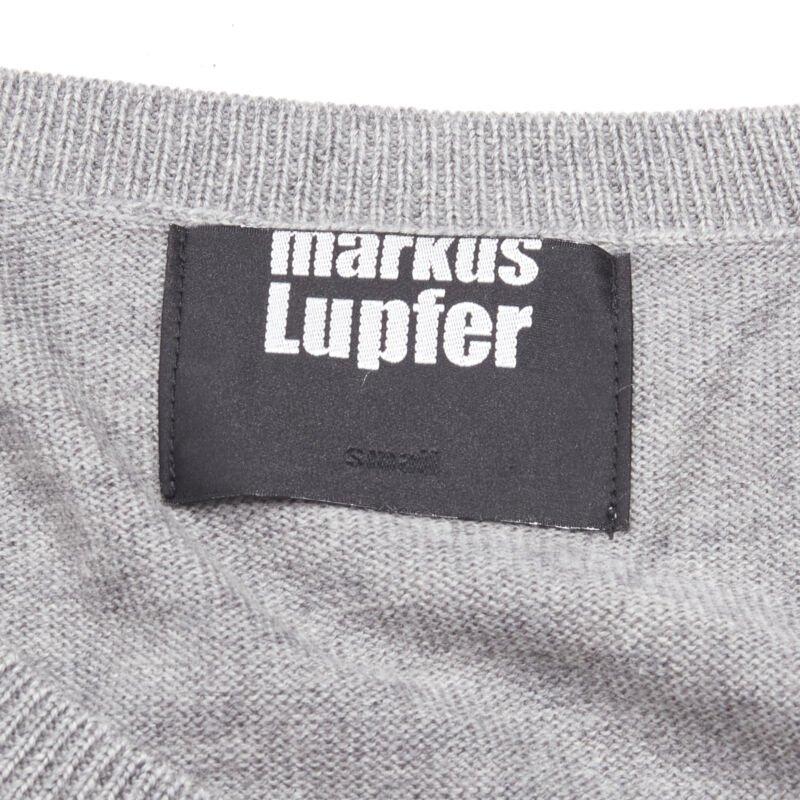 MARKUS LUPFER Grauer Pullover mit roten Lippenstiften aus S-Strick im Angebot 5