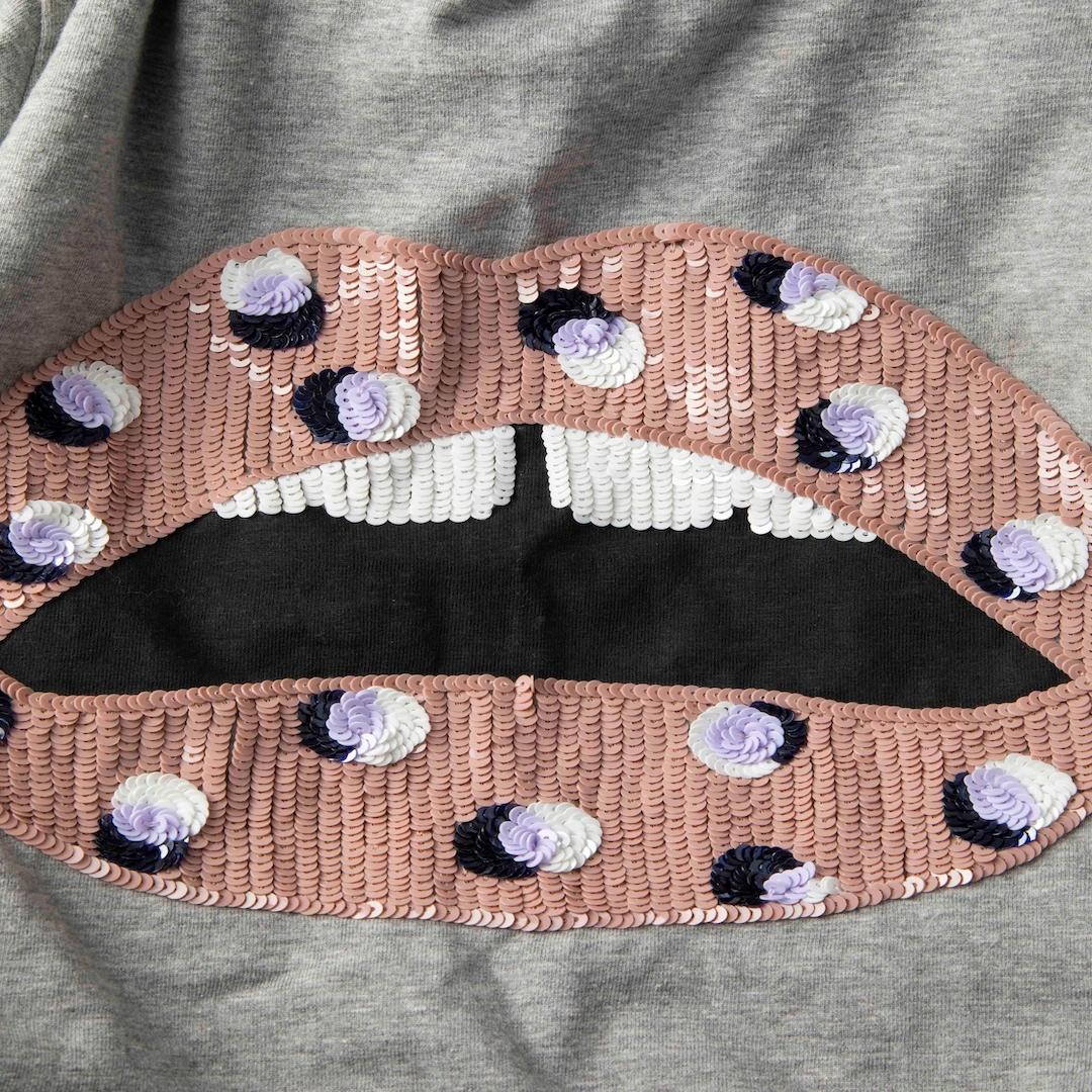 Markus Lupfer Top grigio con paillettes a forma di labbra Taglia M In condizioni Nuovo in vendita a London, GB