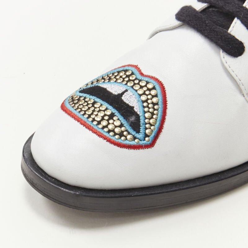 MARKUS LUPFER Signature Nieten bestickte Lippen weiß Leder Brogue EU36 (Grau) im Angebot