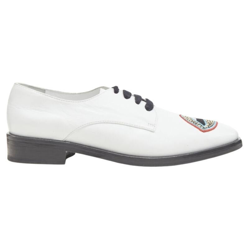 MARKUS LUPFER Brogue en cuir blanc avec lèvres brodées et cloutées caractéristique EU36