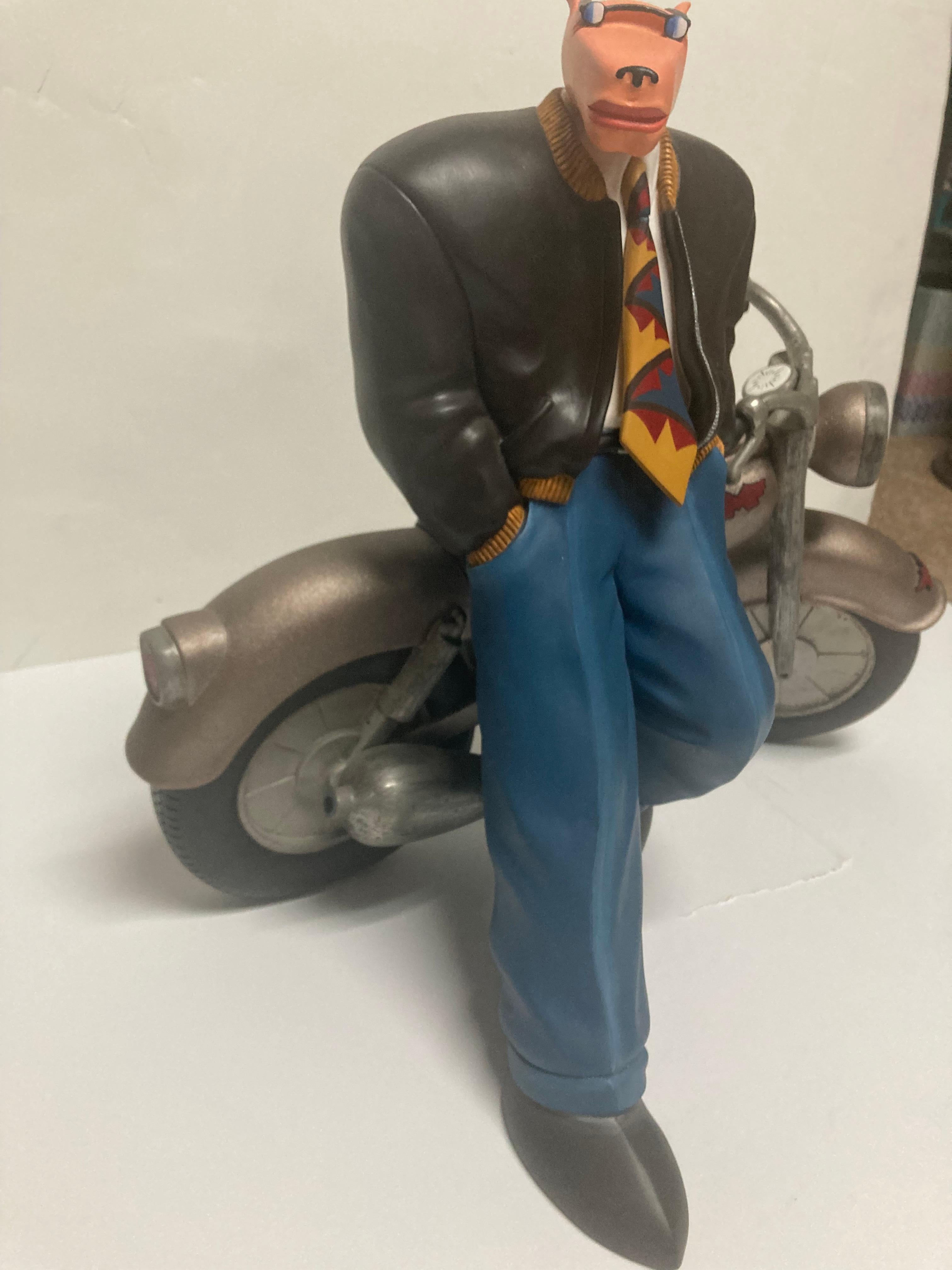 Questa è una scultura di Markus Pierson firmata e numerata su 200 esemplari. In ottime condizioni. Il motociclista viene smontato dalla sua moto e sarà spedito separatamente. Misure 16x19x13