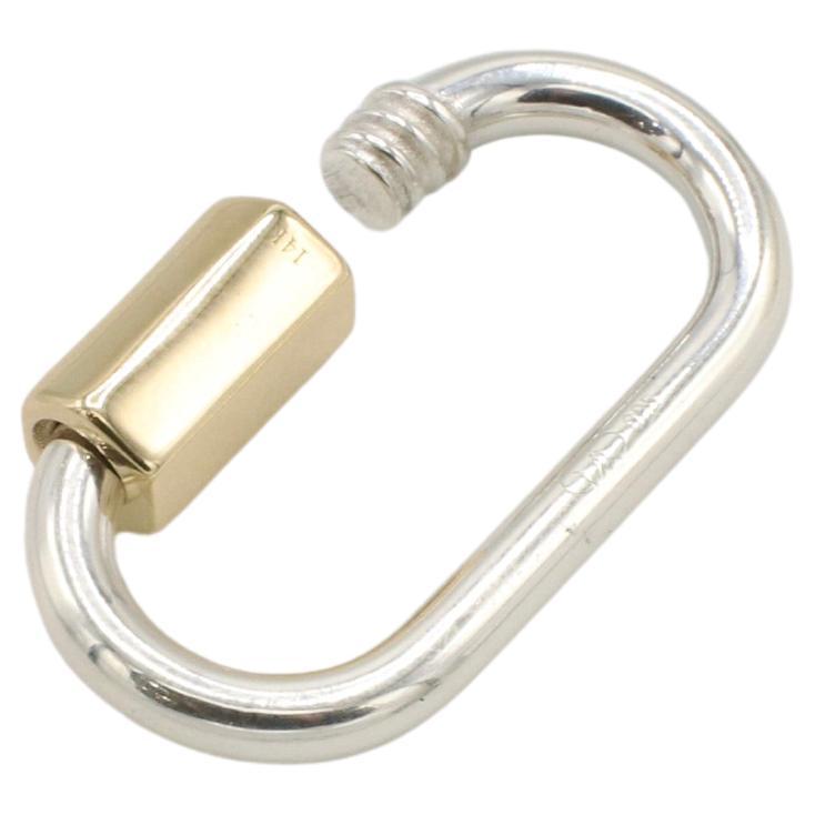 Marla Aaron Regular Zwei-Ton Gold & Silber Twist Lock Karabiner Anhänger Enhancer 
Metall: Sterling Silber & 14k Gelbgold
Gewicht: 9.76 Gramm
Abmessungen: 34 x 19mm
Öffnung: 4mm
Einzelhandel: $1.200 USD
ADD F35001203