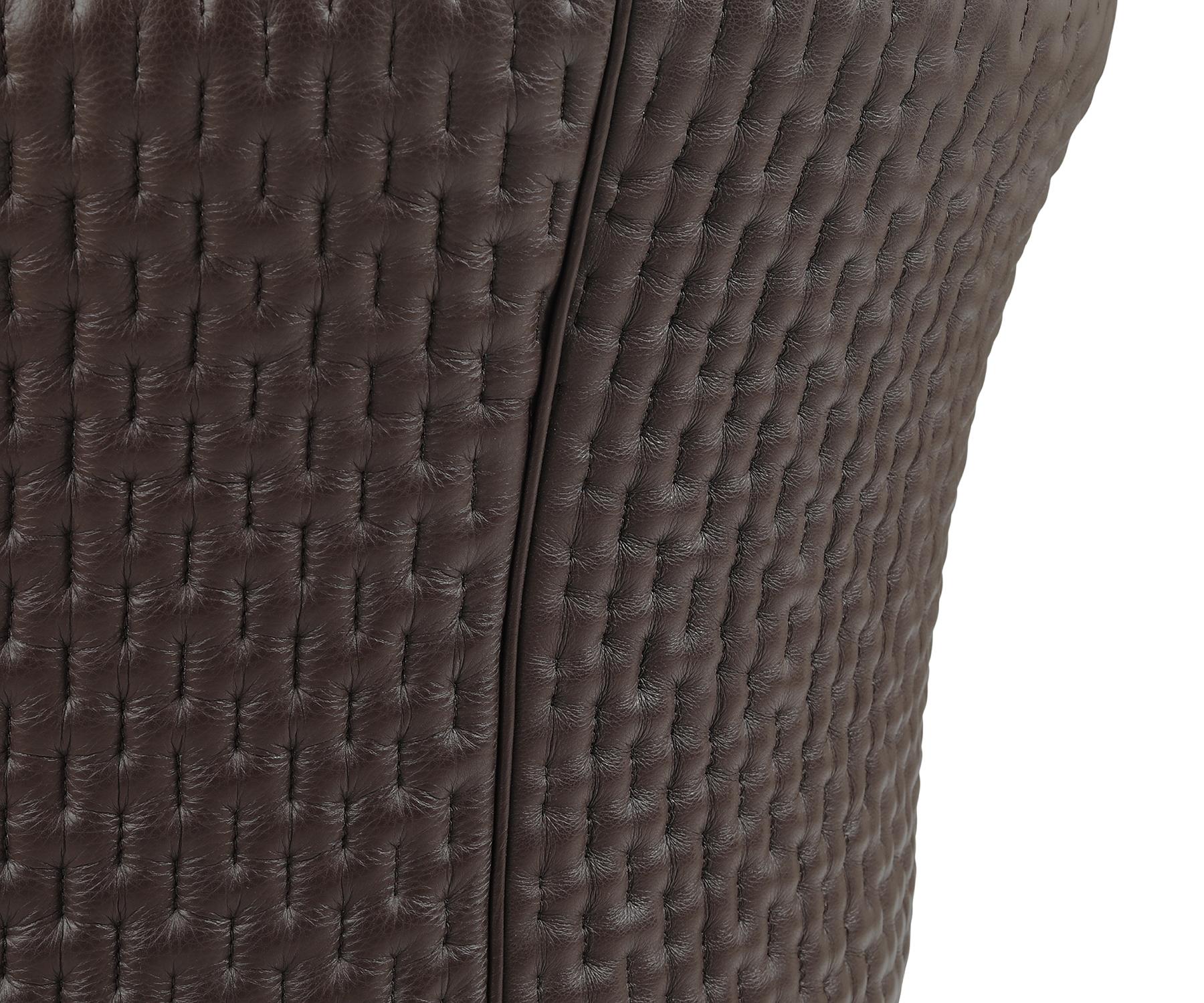 Der Stuhl Marla verbindet eine klassische Silhouette mit einer faszinierenden Optik. Die sanft geschwungene Rückenlehne umhüllt den Sitzenden mit plüschigem Samt, während die Außenhülle aus gestepptem Leder einen strukturierten Kontrast bildet.

Die