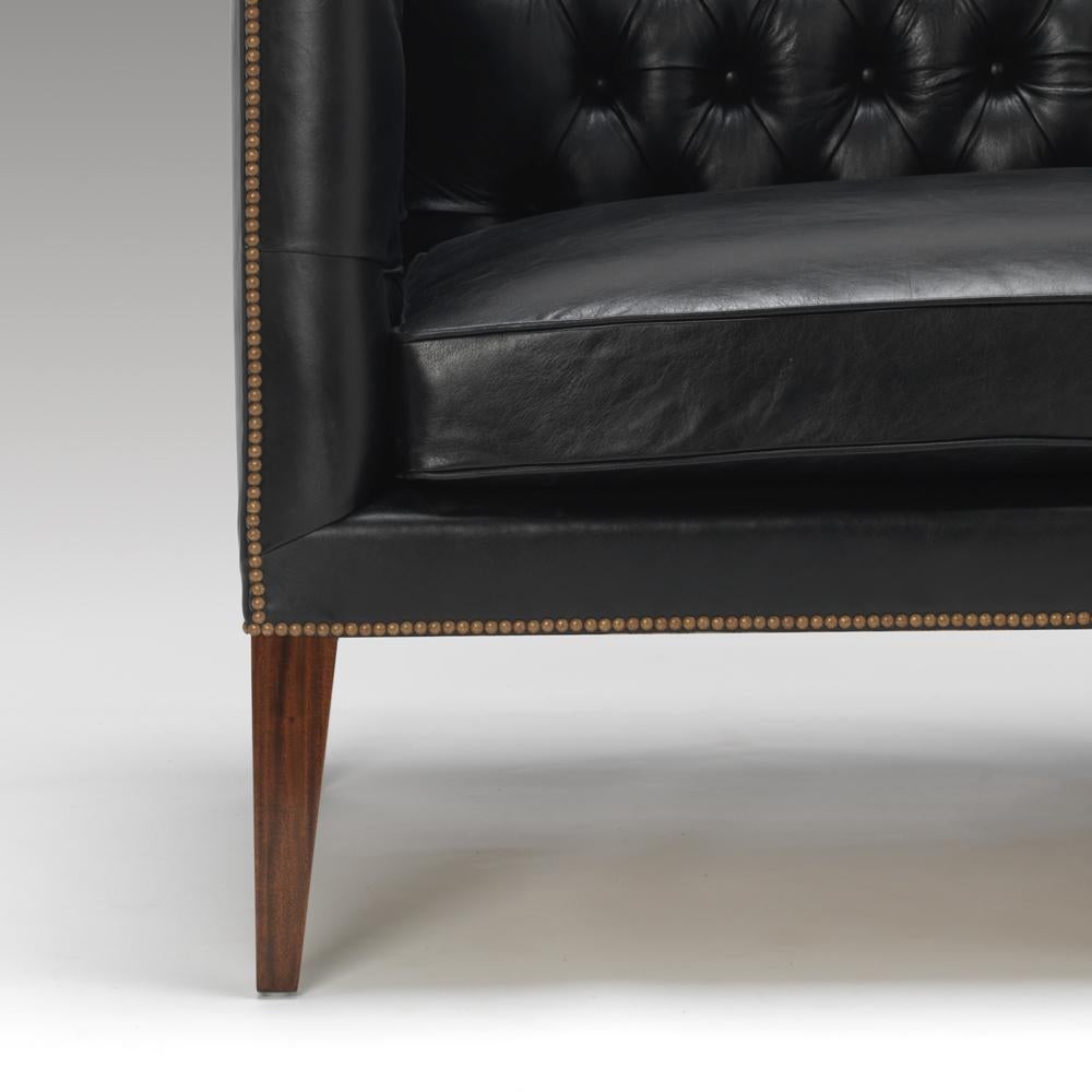 Das Marle Club Sofa ist ein poliertes Mahagoni-Sofa im Regency-Design mit feinen, klassisch polierten, spitz zulaufenden Beinen. Kann nach den spezifischen Anforderungen des Kunden angefertigt werden.

Gepolstert mit dem Material des