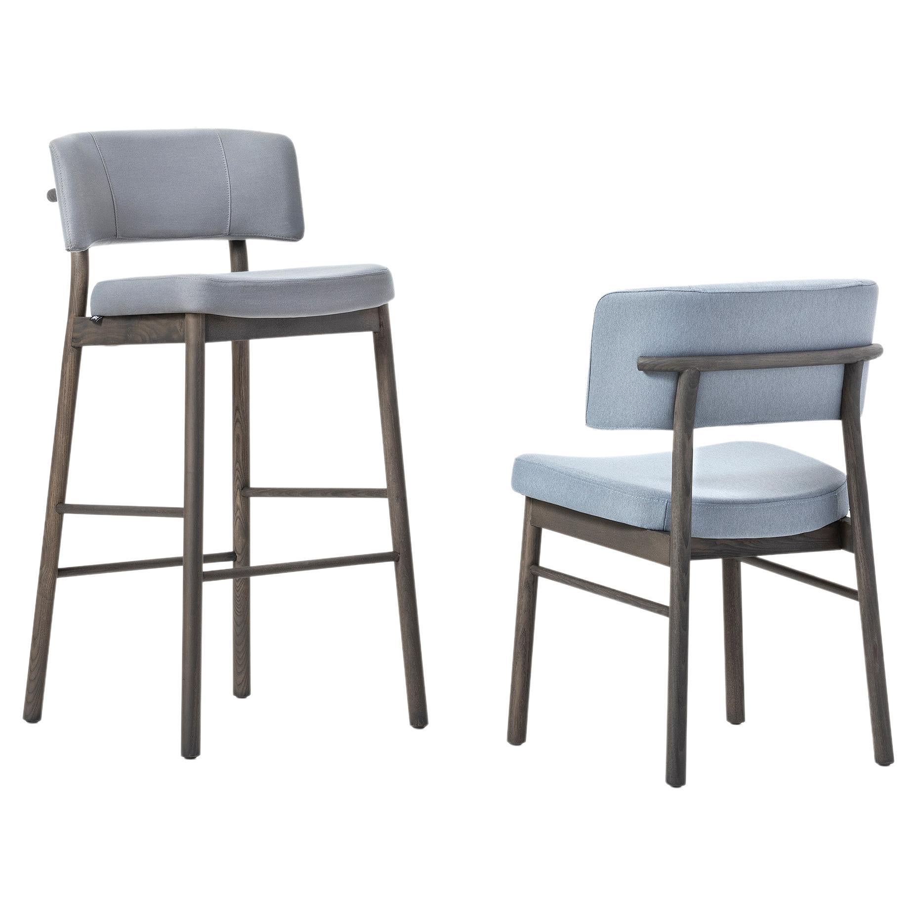 Comfort, forma ergonomica e struttura resistente sono le caratteristiche del design di Marlen, la nuova sedia Trabà disegnata da EP Studio. Accenni di atmosfera anni '50 si intravedono nella curvatura dello schienale - generosamente imbottito, come