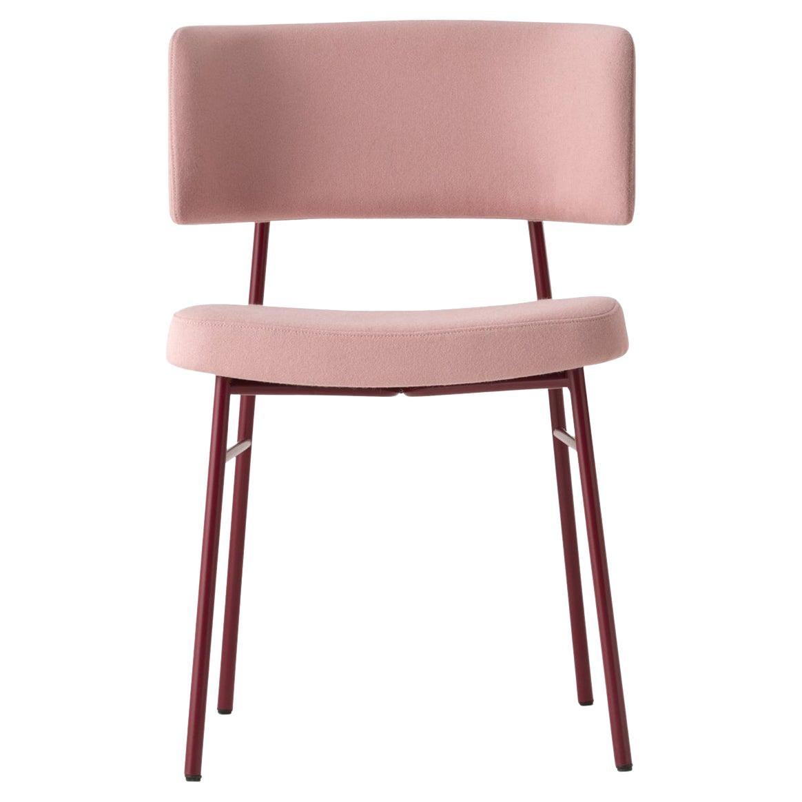 Comfort, an ergonomic shape and a hardy structure are the characteristics of the Marlen design, the new Trabà chair designed by EP Studio.
Hints of a 1950s vibe can be glimpsed in the curvature of the backrest, generously padded, like the seat, and
