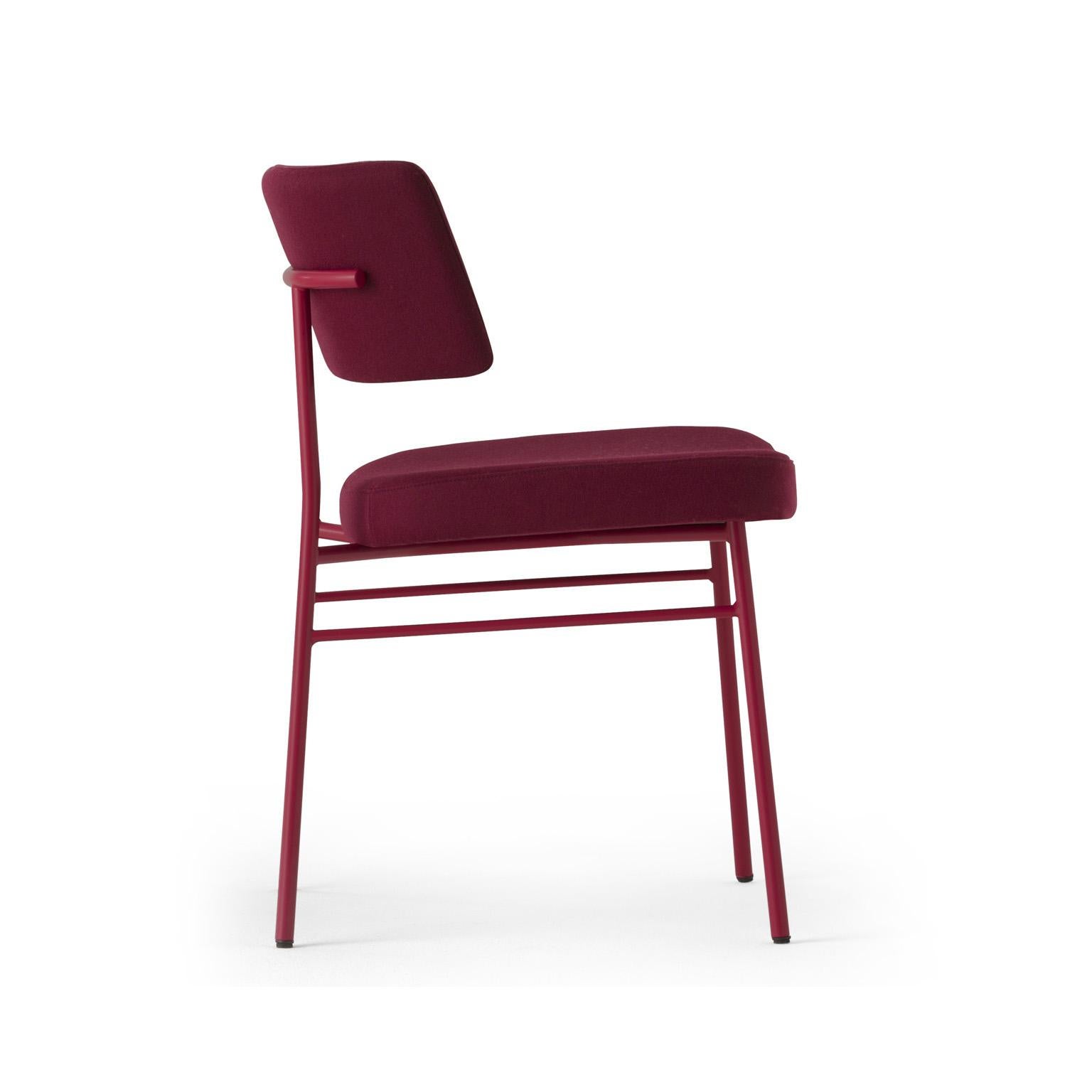 Le confort, une forme ergonomique et une structure robuste sont les caractéristiques du design Marlen, la nouvelle chaise Trabà conçue par EP Studio.
La courbure du dossier, généreusement rembourré comme l'assise, et la structure dynamique et