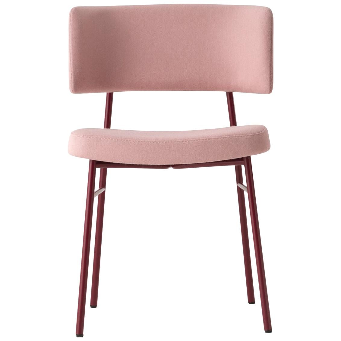 Comfort, an ergonomic shape and a hardy structure are the characteristics of the Marlen design, the new Trabà chair designed by EP Studio.
Hints of a 1950s vibe can be glimpsed in the curvature of the backrest, generously padded, like the seat, and