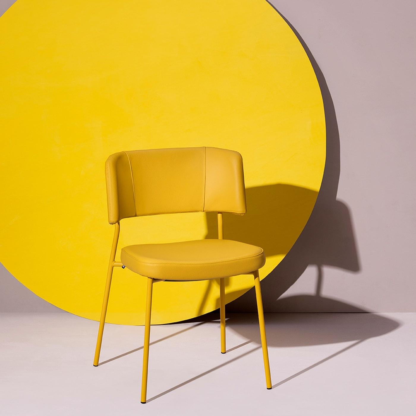 Cette chaise de EP Studio synthétise impeccablement l'éclat des couleurs et l'allure sartoriale. Idéale pour apporter une touche chromatique à des décors autrement ternes, sa silhouette jaune total se compose d'une structure métallique tubulaire