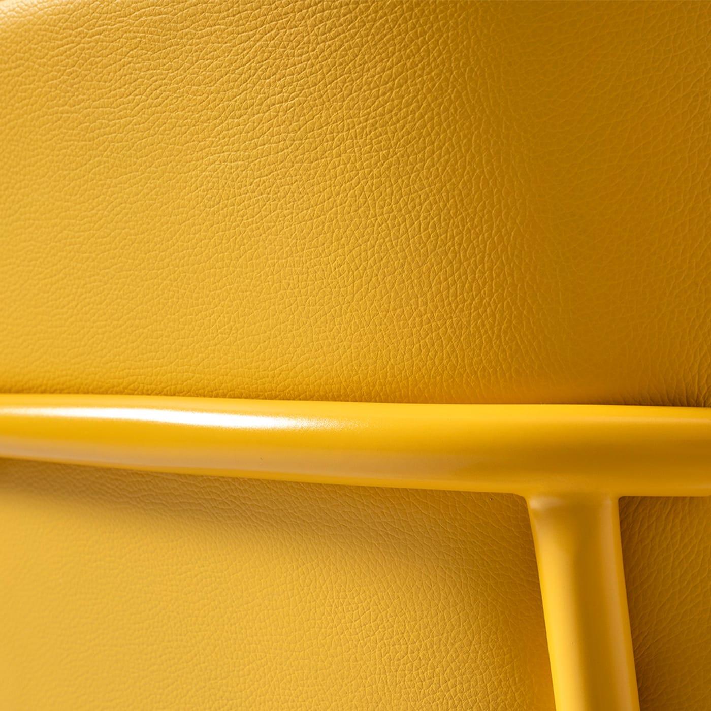 Chaise en métal et cuir jaune Marlen Met Im par EP Studio Neuf - En vente à Milan, IT