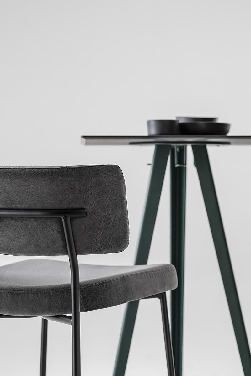 Komfort, eine ergonomische Form und eine robuste Struktur sind die Merkmale von Marlen, dem neuen Stuhl von Trabà, der von EP Studio entworfen wurde. Die Wölbung der Rückenlehne, die wie die Sitzfläche großzügig gepolstert ist, und das dynamische,
