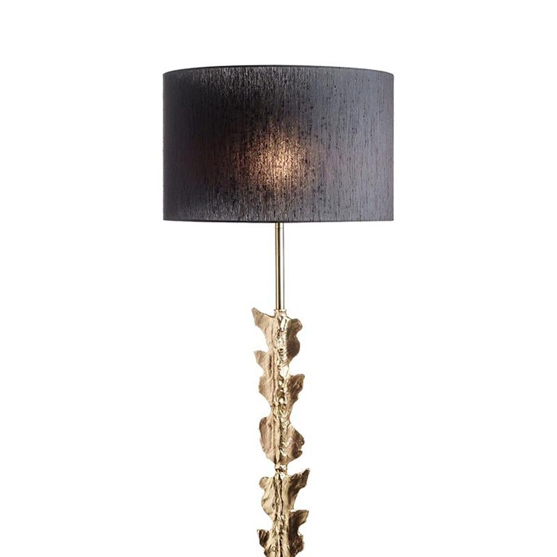 Floor Lamp Marlena with structure in gold
plated brass in mat finish. With black lamp
shade included. 1 bilb, lamp holder type
E27, max 40 watt. bulb not included.