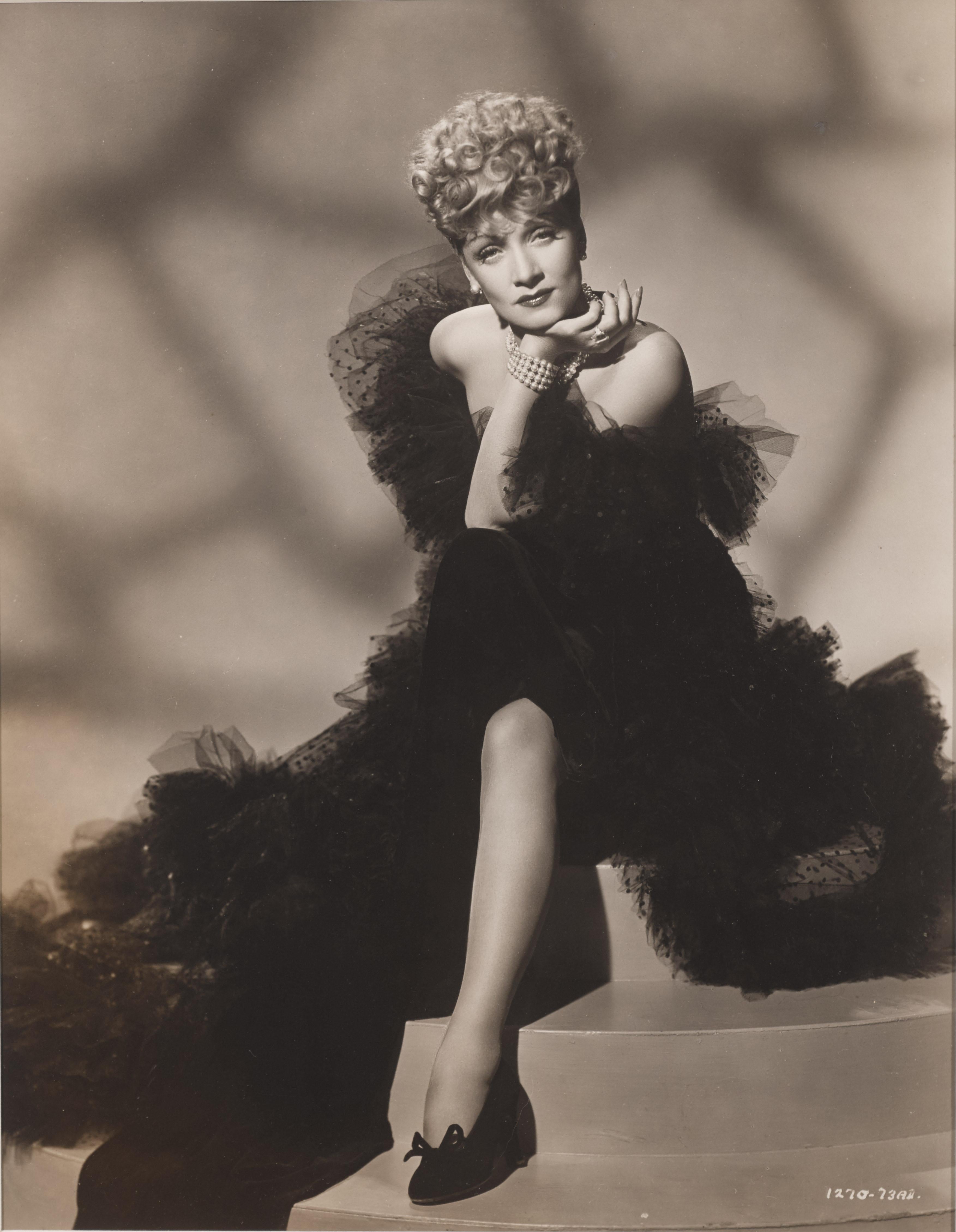 Original US-amerikanisches Studio-Porträtfoto von Marlene Dietrich im Überformat.
Dieses Stück ist konservatorisch gerahmt in einem Obeche-Holzrahmen mit Passepartouts und UV-Plexiglas
Die angegebene Größe ist vor der Rahmung.
Dieses Stück würde