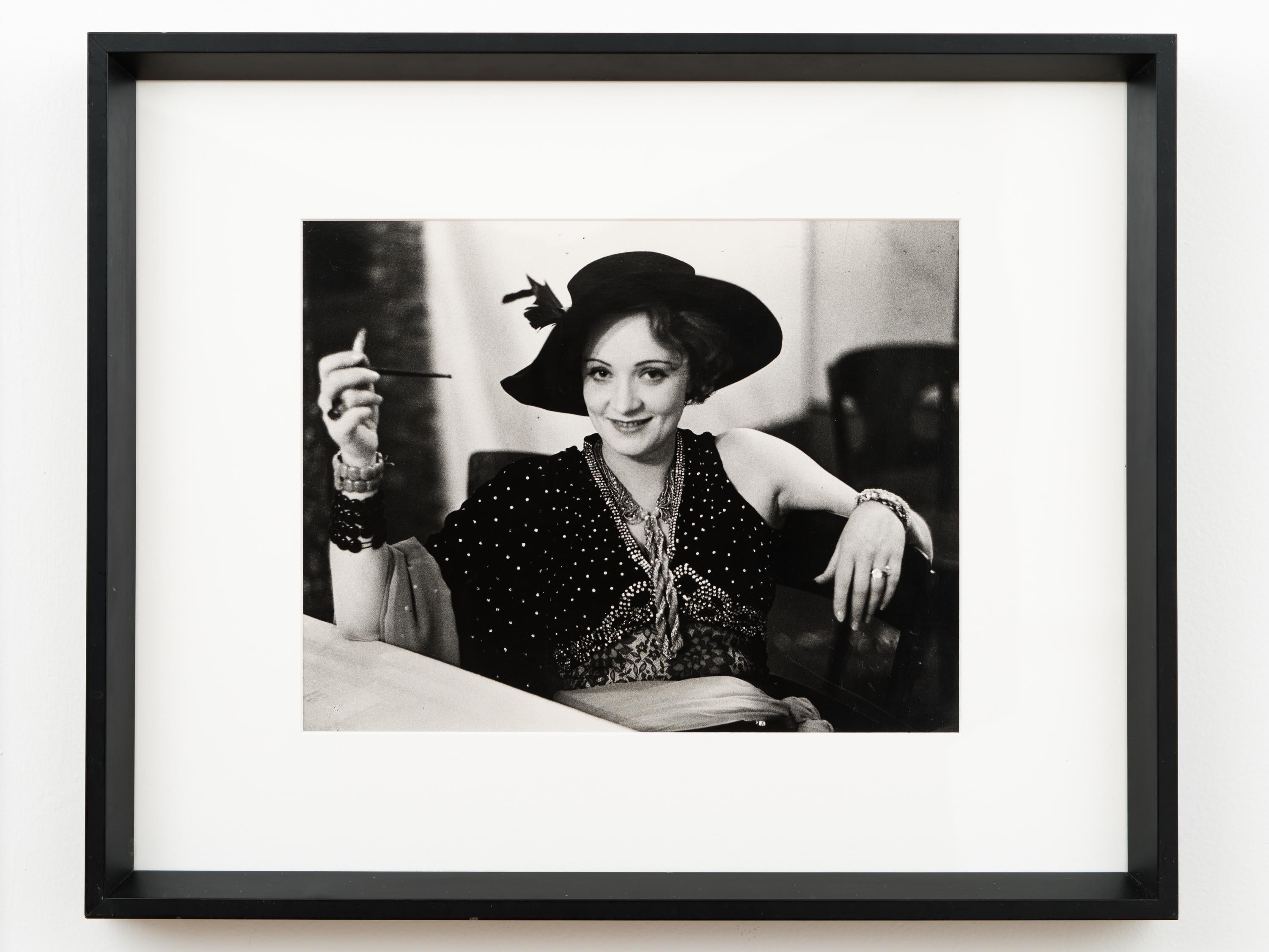 Américain Photographie à gélatine argentique encadrée Marlene Dietrich d'Alfred Eisenstaedt, 1928 en vente