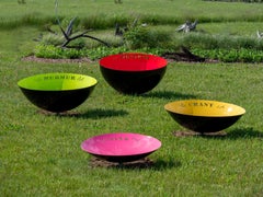 Murmur - helle, dynamische, erzählerische, bemalte Skulptur aus Edelstahl für den Außenbereich