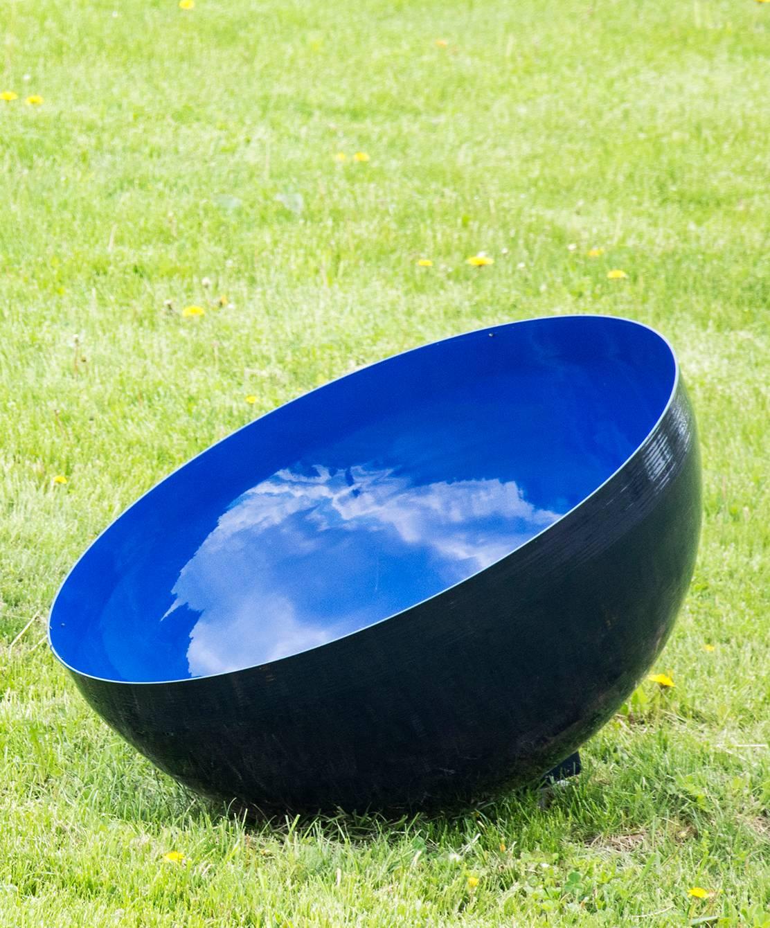 Singing Bowl Ultramarin Himmel Medium - bemalte Gartenskulptur aus Edelstahl – Sculpture von Marlene Hilton Moore
