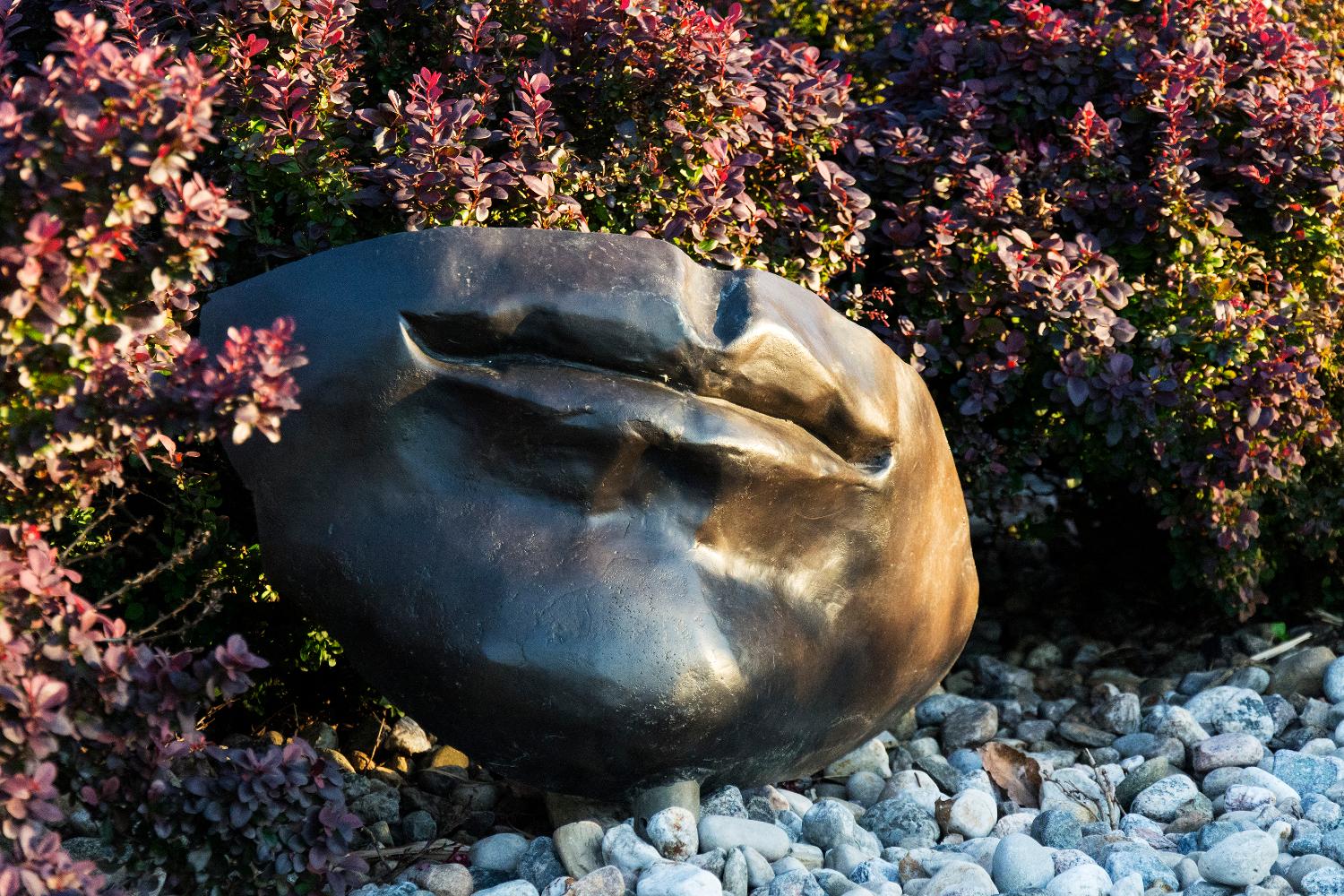 Große, figurative, erzählerische Bronzeskulptur für den Außenbereich, Stillleben (Zeitgenössisch), Sculpture, von Marlene Hilton Moore