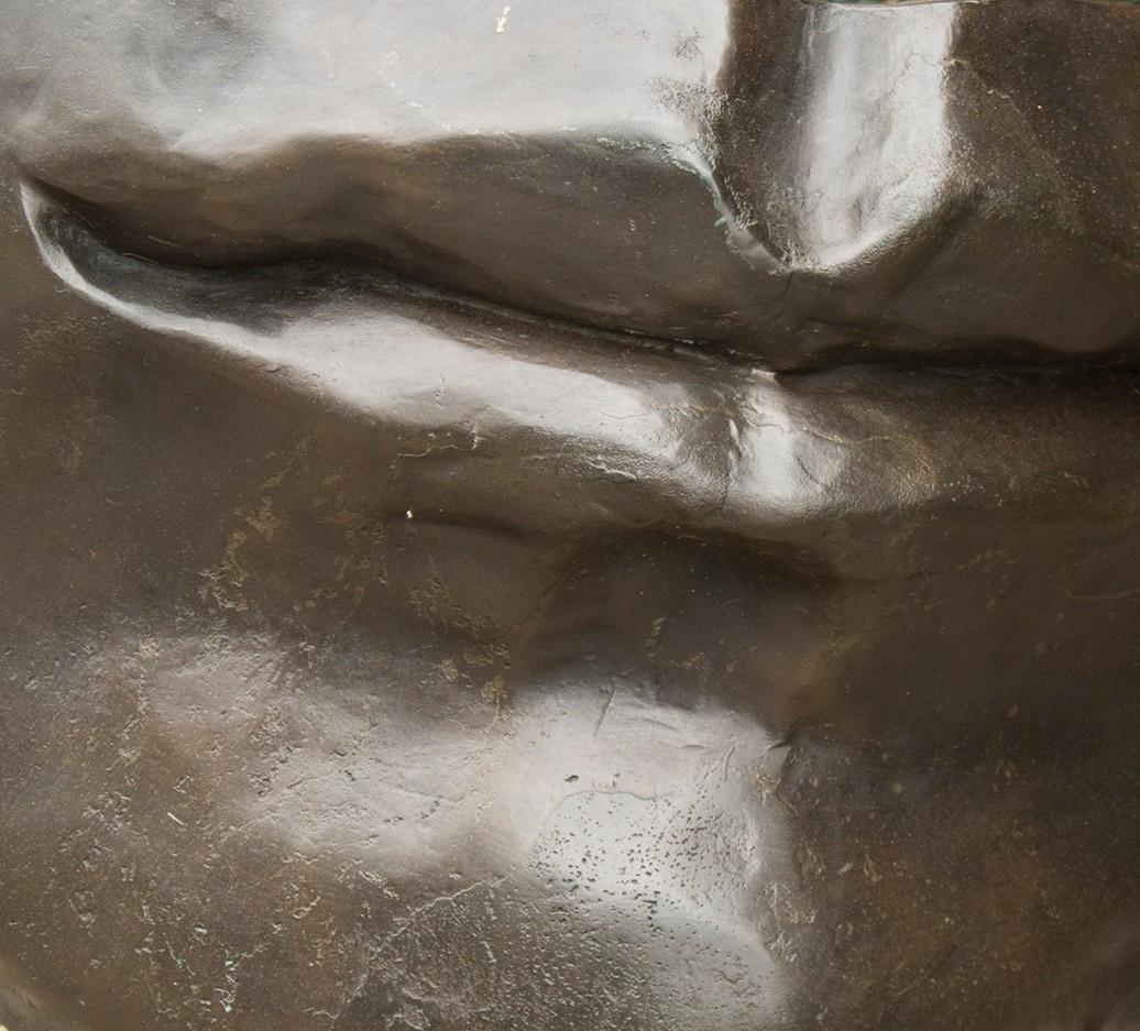 Sculpture d'extérieur en bronze Silent - grande, figurative, narrative en vente 1