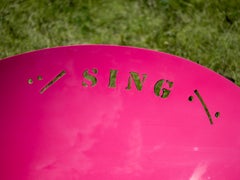 Sing - leuchtende, dynamische, erzählerische, bemalte Skulptur aus Edelstahl für den Außenbereich