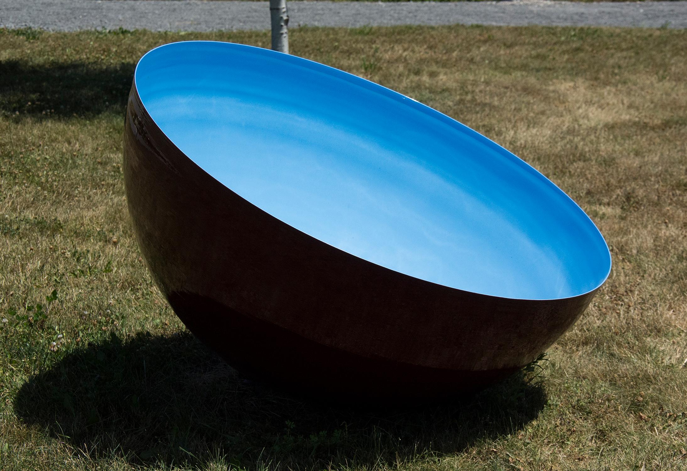 Eine große Schale aus Edelstahl ist von der Bildhauerin Marlene Hilton Moore in einem satten Cerulean-Blau beschichtet. Diese großformatige Version für den Außenbereich basiert auf tibetischen Klangschalen und kann mit einem Holzschlegel zum Klingen