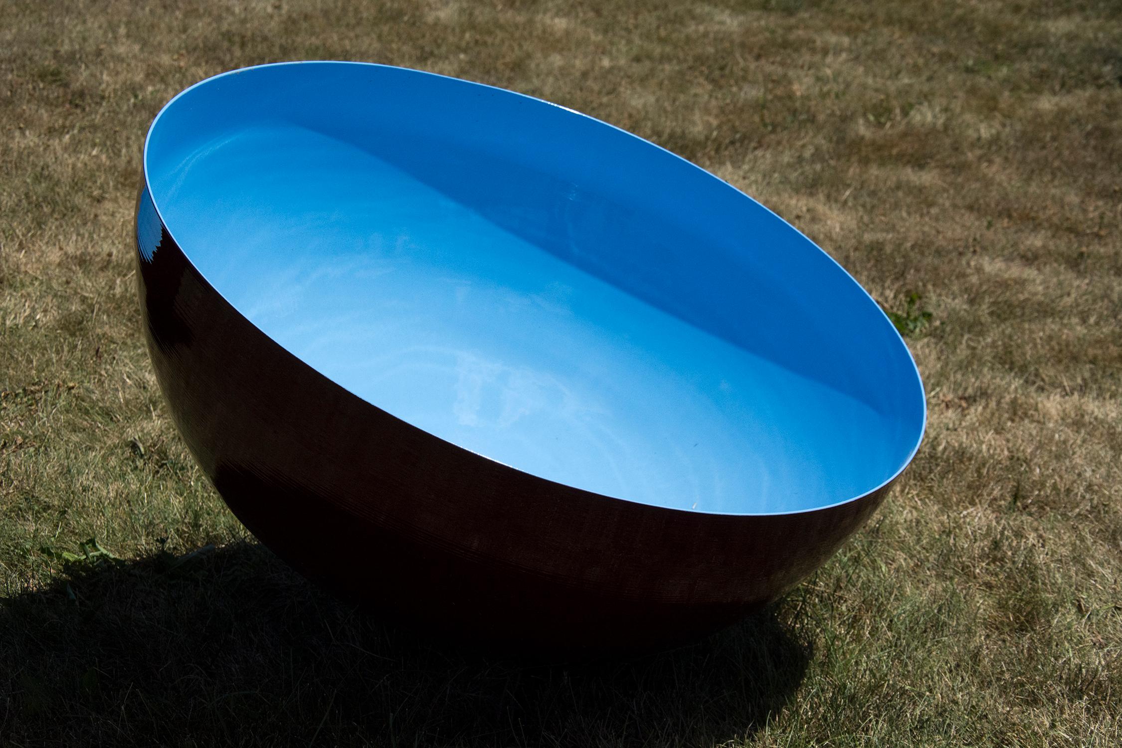 Cuenco Cantor Cielo Cerúleo Mediano - escultura de acero inoxidable para exteriores en azul en venta 1