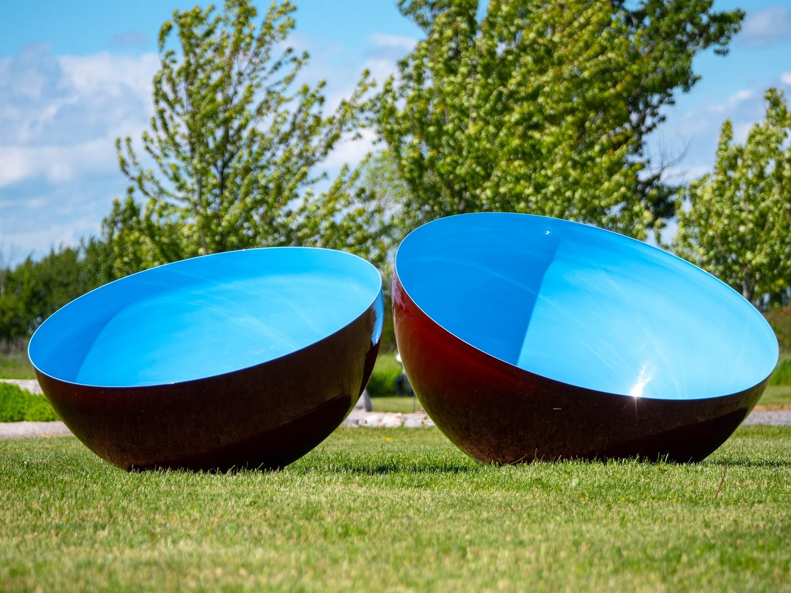 Singing Bowl Cerulean Sky Medium – Skulptur aus Edelstahl für den Außenbereich in Blau im Angebot 5