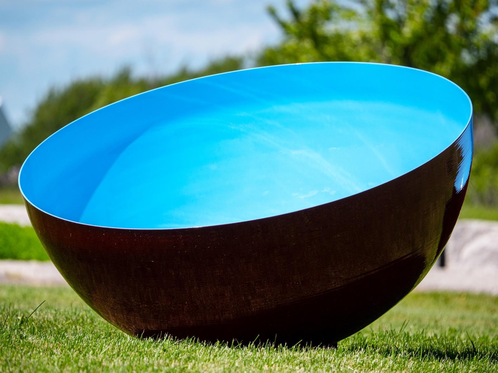 Cuenco Cantor Cielo Cerúleo Mediano - escultura de acero inoxidable para exteriores en azul - Sculpture de Marlene Hilton Moore