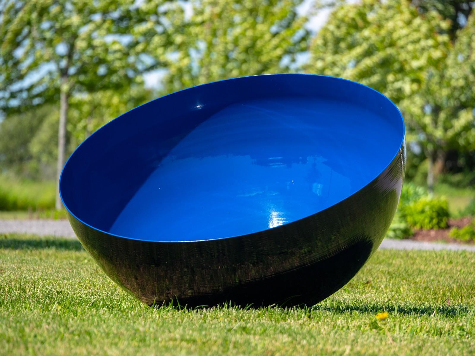 Marlene Hilton Moore Abstract Sculpture – Singing Bowl Ultramarin Himmel Medium - bemalte Gartenskulptur aus Edelstahl