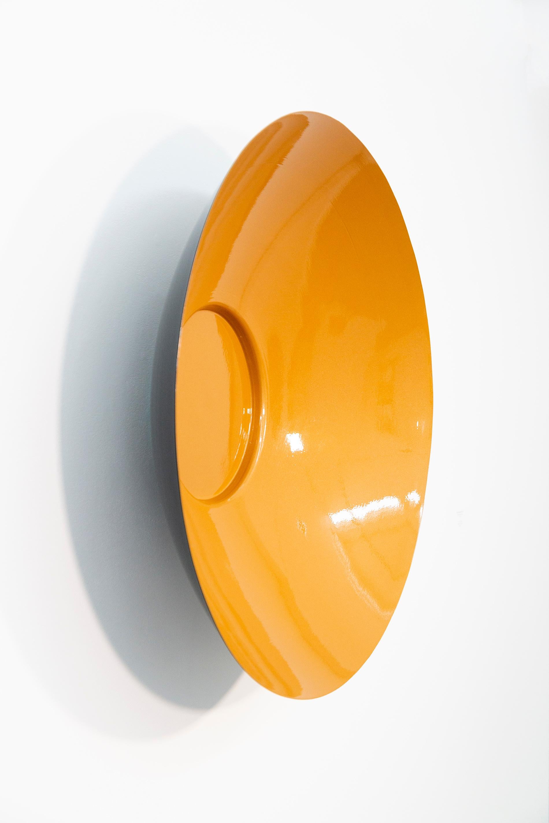 Récipient chantant en or citrine 32 - sculpture murale circulaire contemporaine en acier - Sculpture de Marlene Hilton Moore