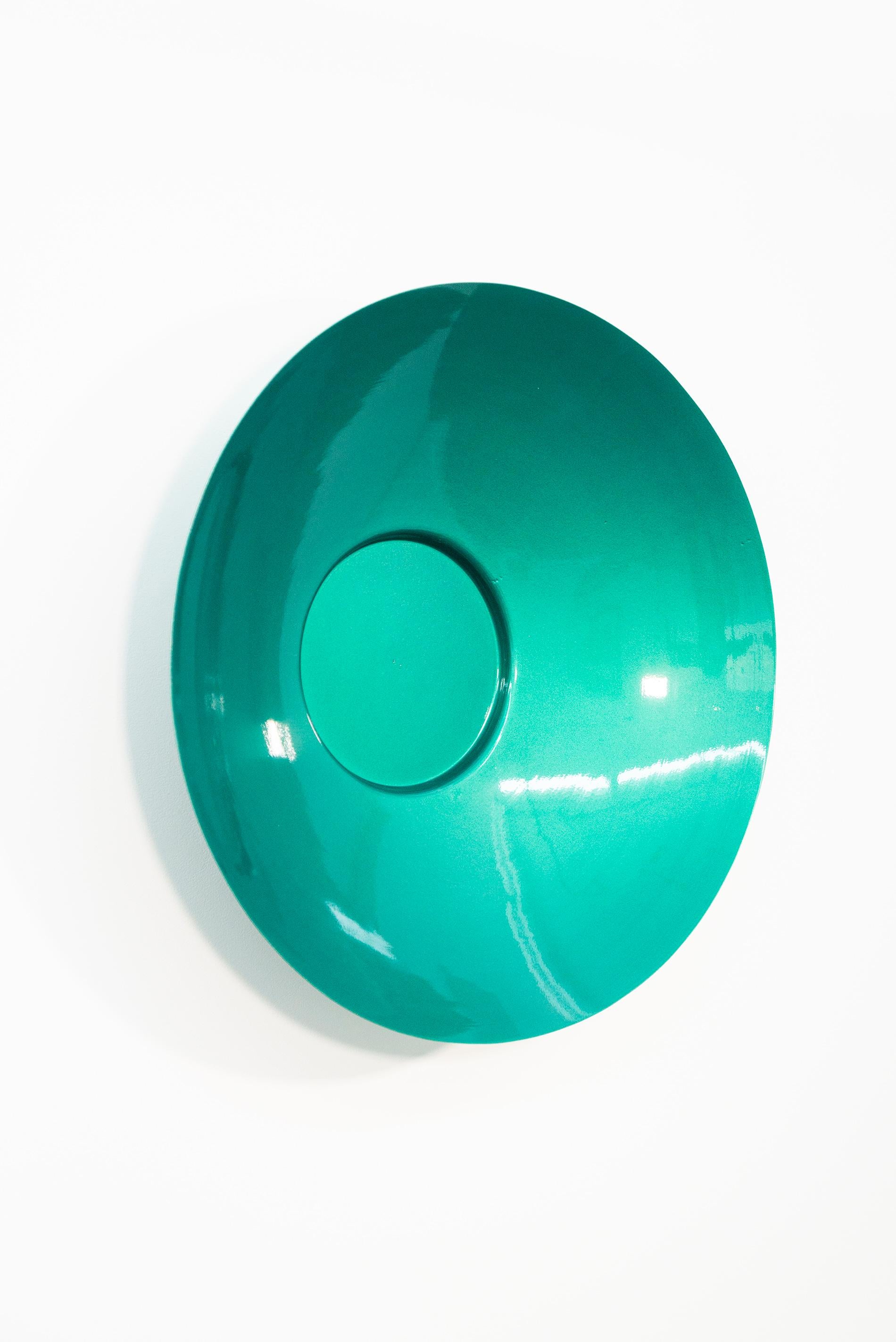 Quetzal Green 32- runde, zeitgenössische Stahlwandskulptur, singendes Gefäß (Geometrische Abstraktion), Sculpture, von Marlene Hilton Moore