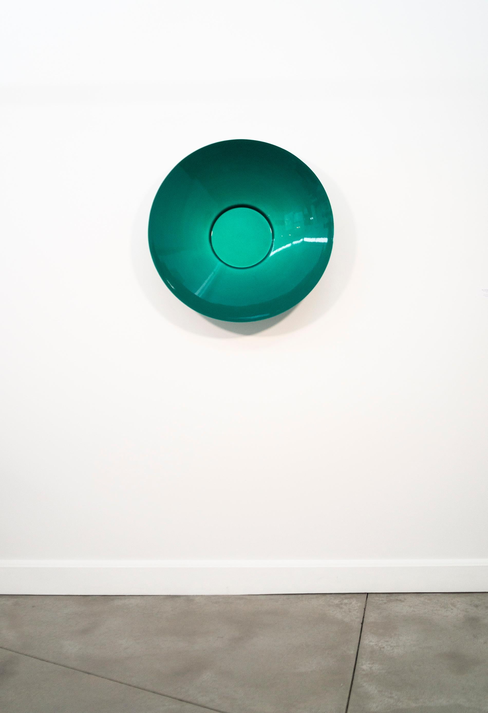 Inspiradas en antiguas vasijas, las coloridas y contemporáneas esculturas murales de Marlene Hilton Moore están hechas de acero pulido con recubrimiento de polvo. El profundo color azul verdoso del recipiente atrae la mirada del espectador hacia su