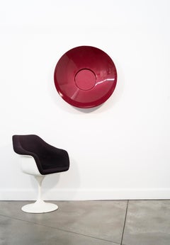 Himbeerrotes Gefäß 32 – runde, zeitgenössische Wandskulptur aus Stahl