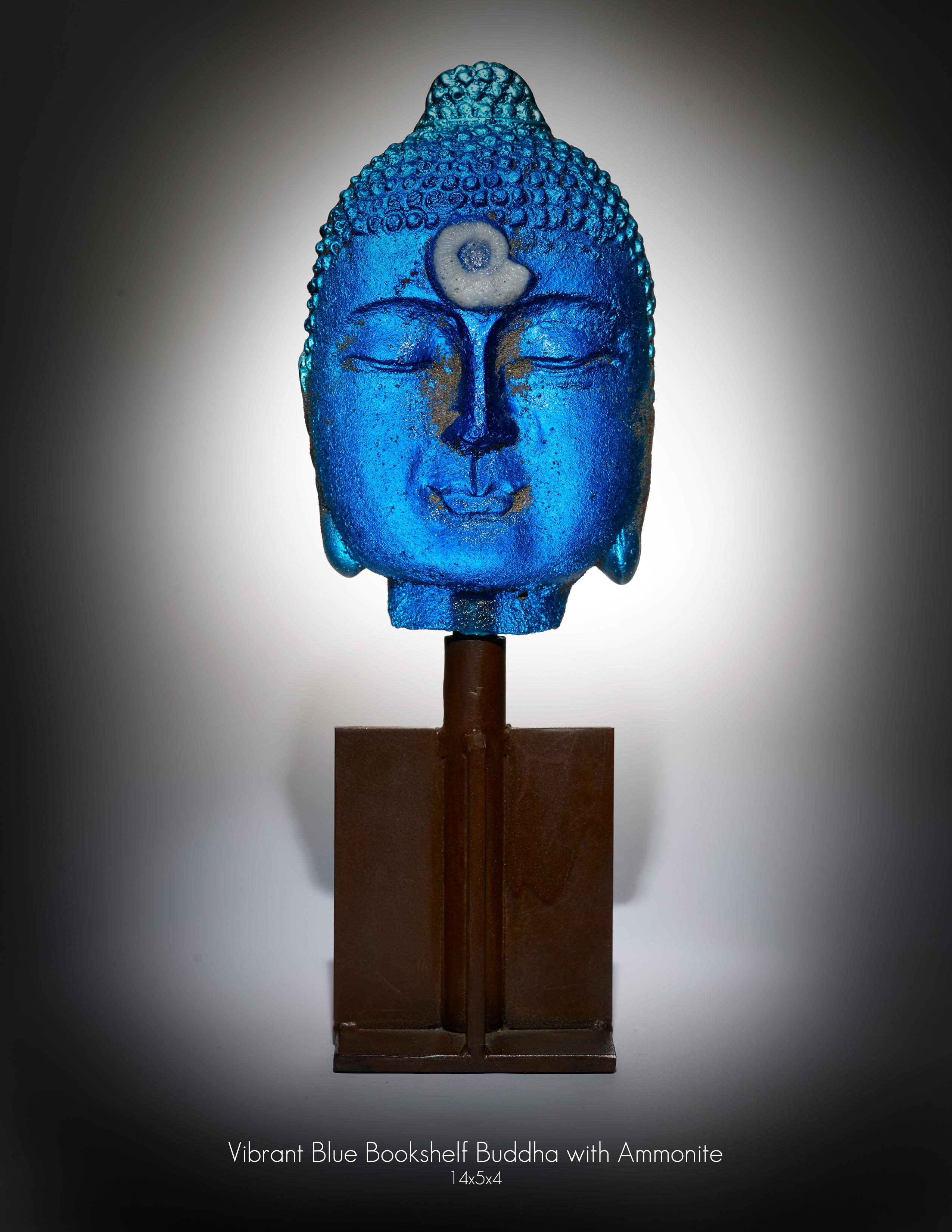 Figurative Sculpture de Marlene Rose - Buda de estantería Azul vibrante con amonita