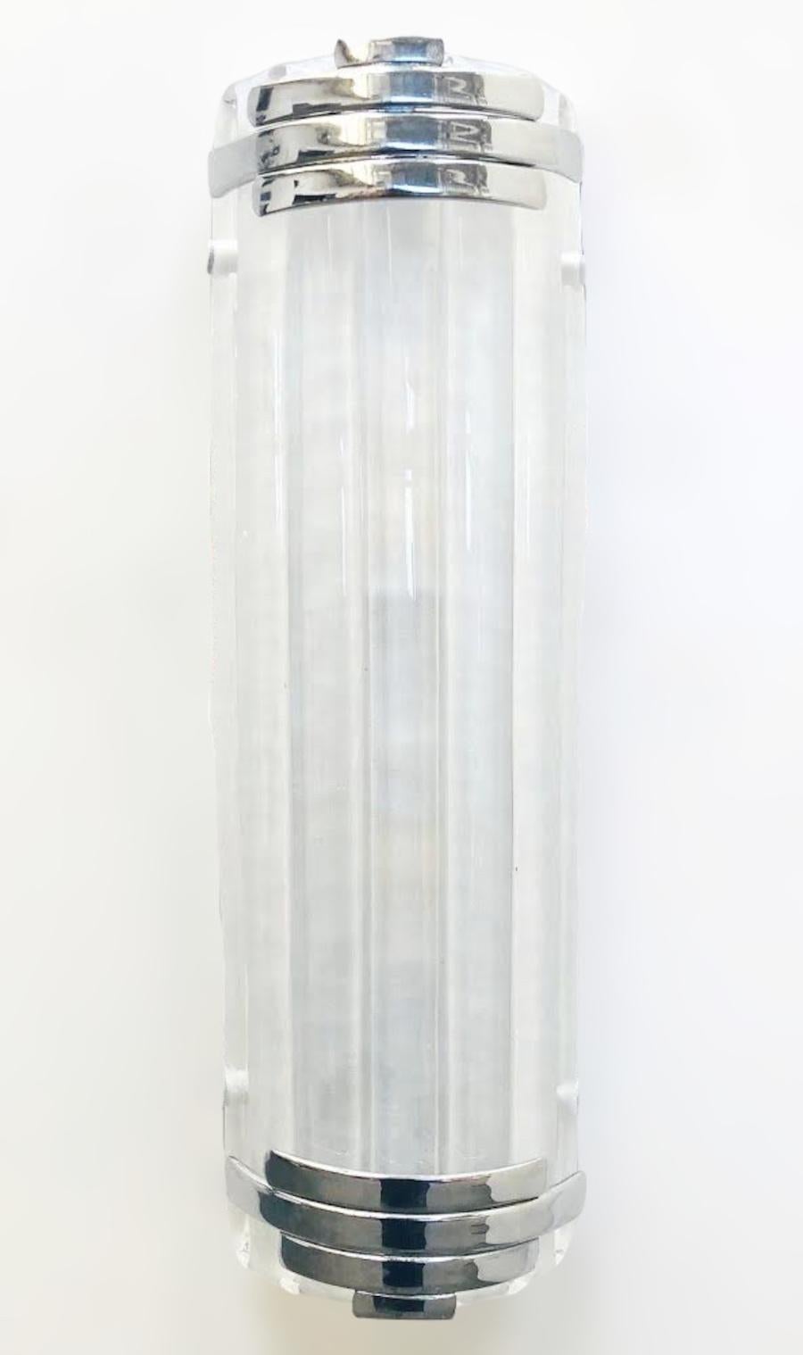Aplique o empotrable italiano con cristal de Murano esmerilado transparente, montado sobre un marco de cromo pulido / Diseñado por Fabio Bergomi para Fabio Ltd / Fabricado en Italia
2 luces / tipo G9 / máx. 40W cada una / clasificación IP