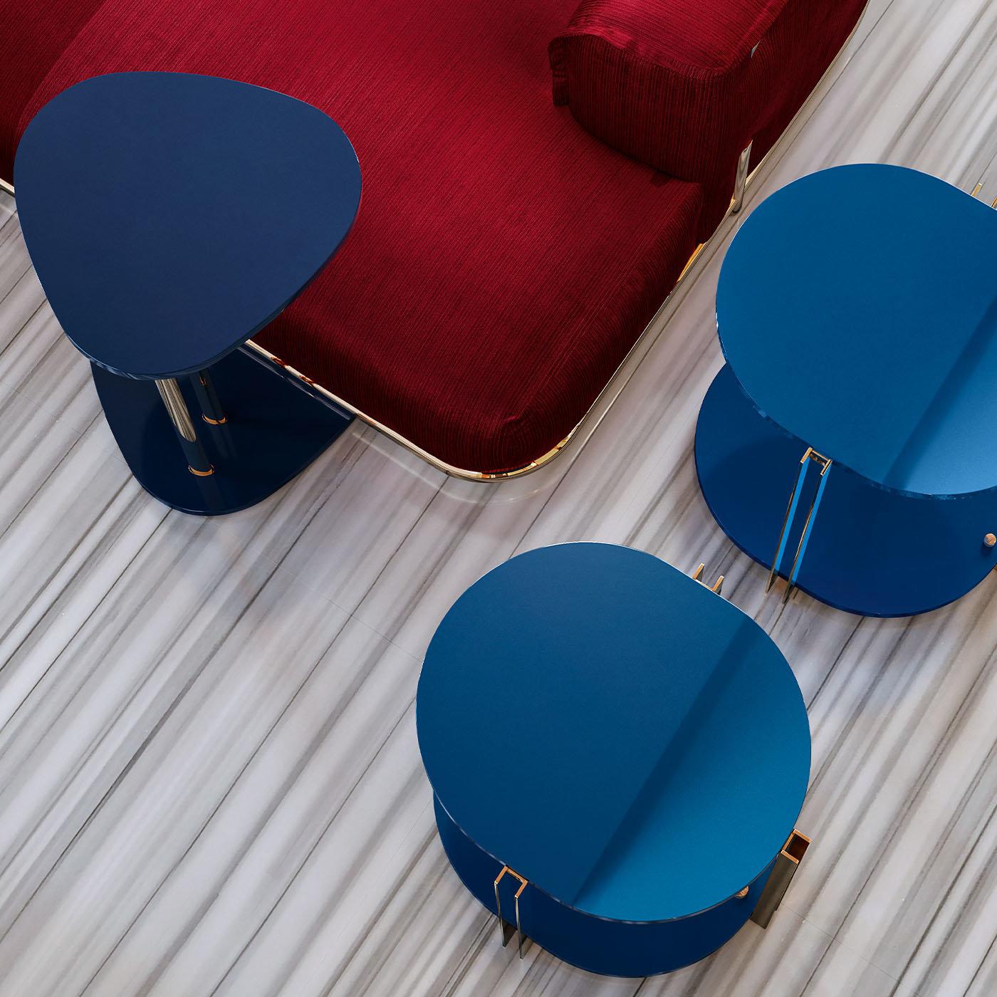 Offering a captivating cantilever construction, the Marlene Side Table sports identical drop-shaped top and base of lacquered plywood connected by two chrome-plated brass cylindrical bars. Perfect for a contemporary office lounge or living room, the