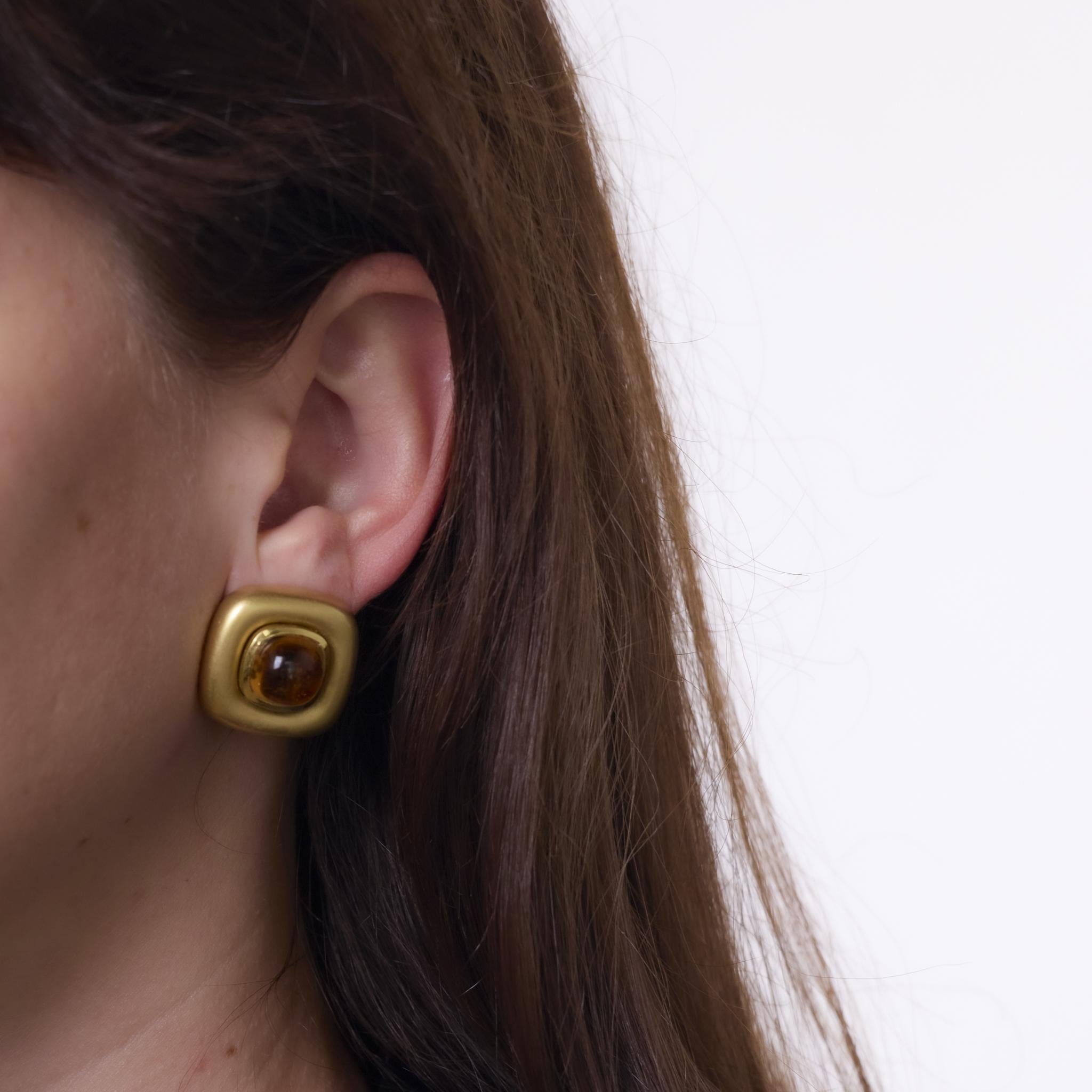 Ces audacieuses boucles d'oreilles vintage de Marlene Stowe sont réalisées en or jaune 18 carats mat et présentent deux citrines de couleur riche, taillées en cabochon, d'une valeur totale d'environ 12,80 carats. Signé et poinçonné pour la pureté,